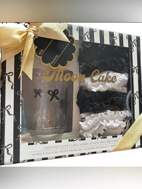NIB Moon Cake Gift Set Debossed Juice Glass & 4 Pair Lettuce Welt Socks